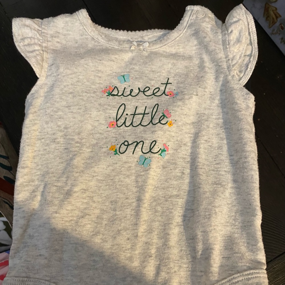 Carter’s Infant Girls Sweet Little One Bodysuit, size 6 months.